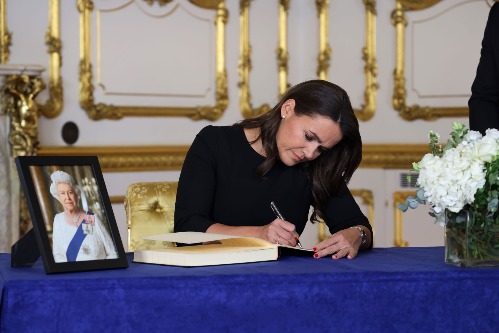 Novák Katalin aláírja a gyászüzenete II. Erzsébet temetésén Londonban 2022.09.19.