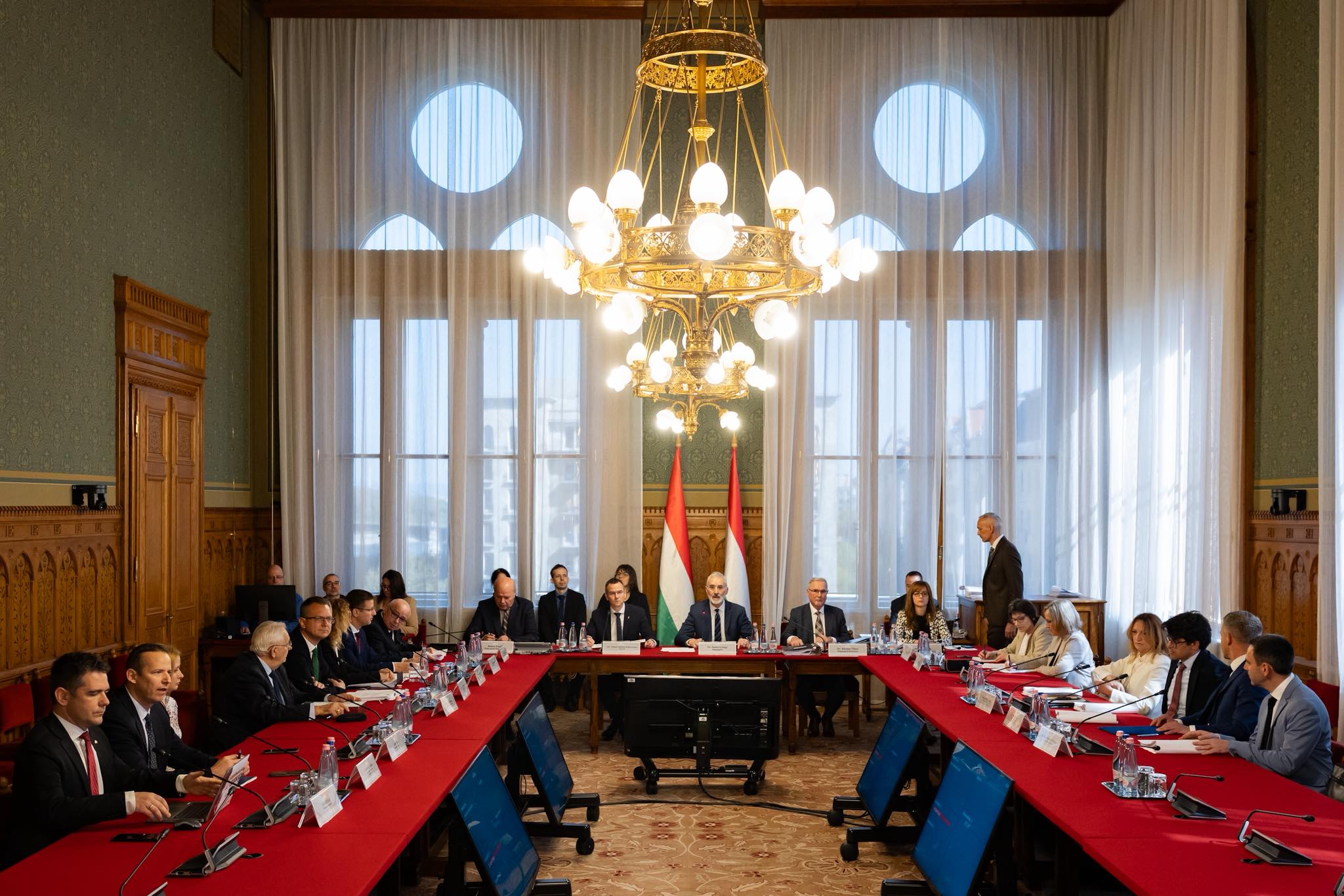 Új parlament első egyeztetés