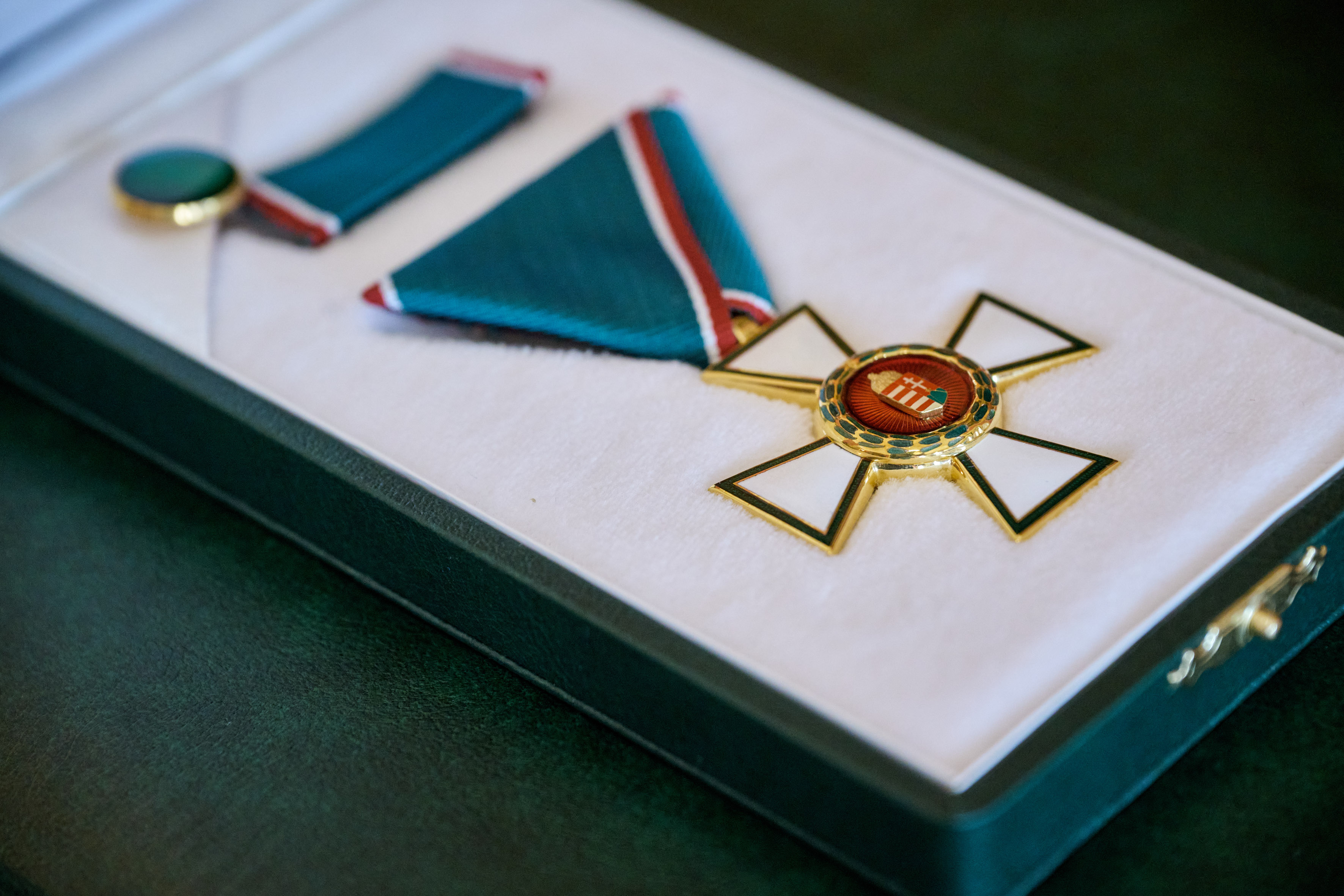 Honvéd hagyományőrzők a Sándor-palotában