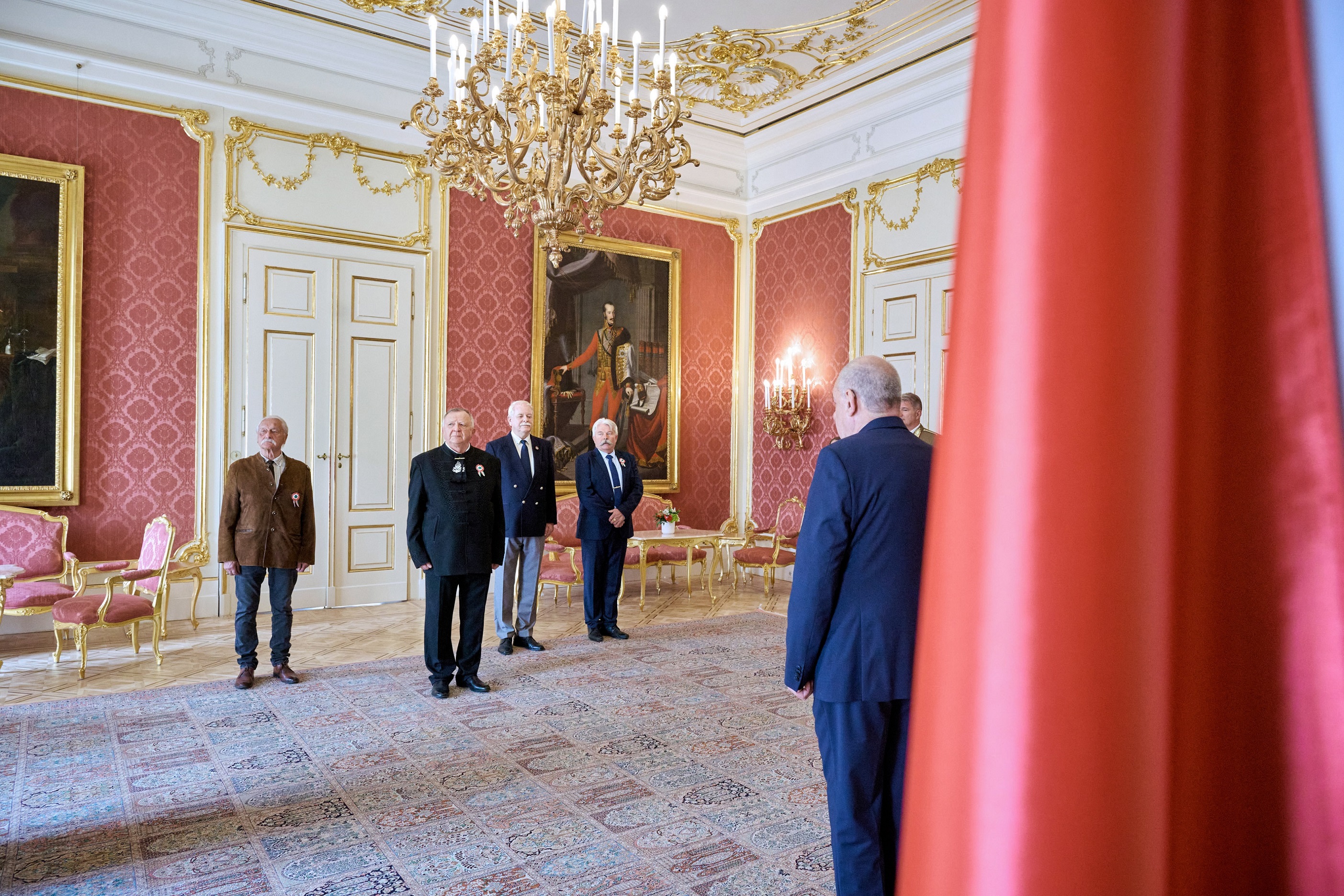 Honvéd hagyományőrzők a Sándor-palotában