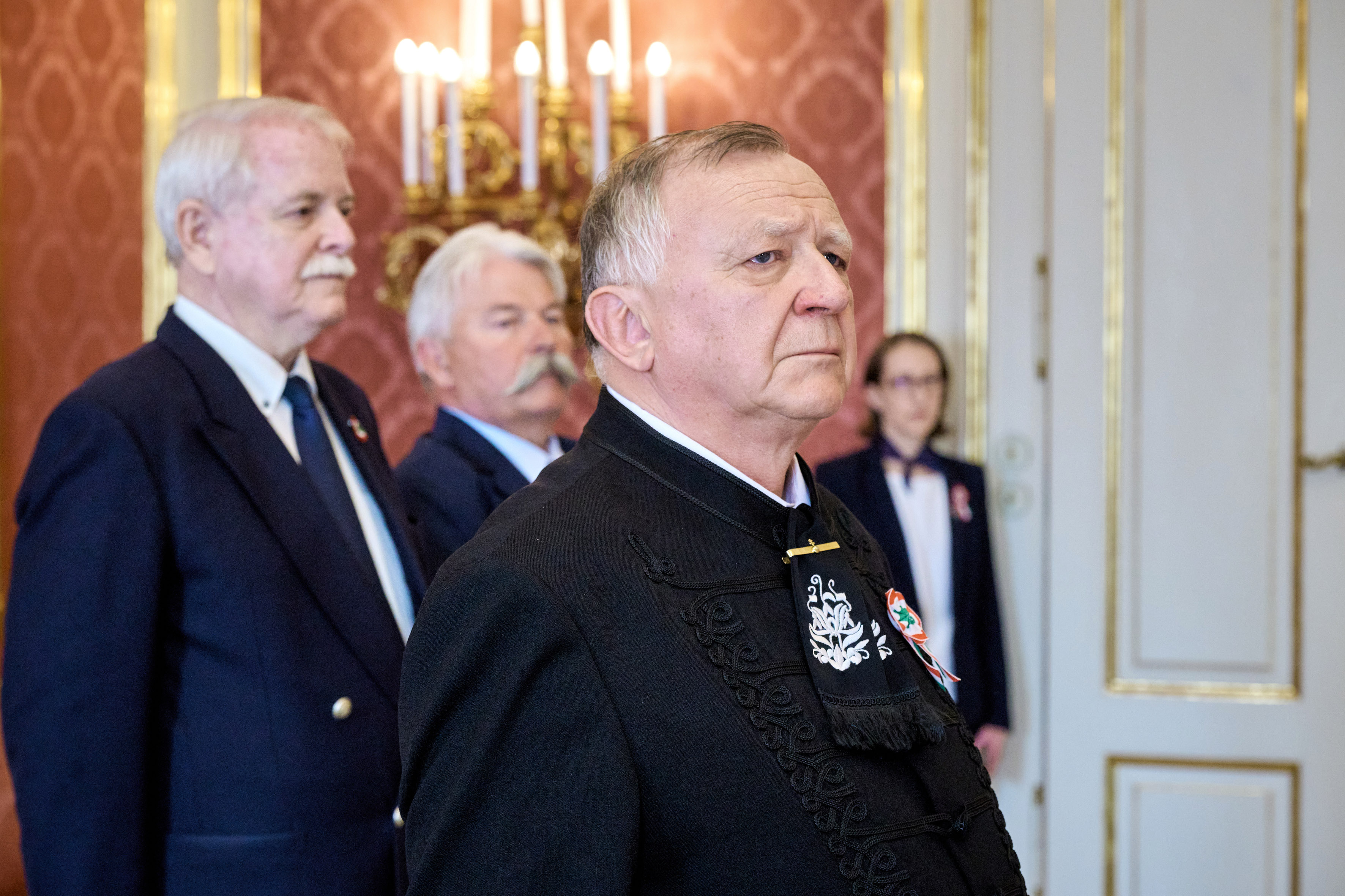 Honvéd hagyományőrzők a Sándor-palotában