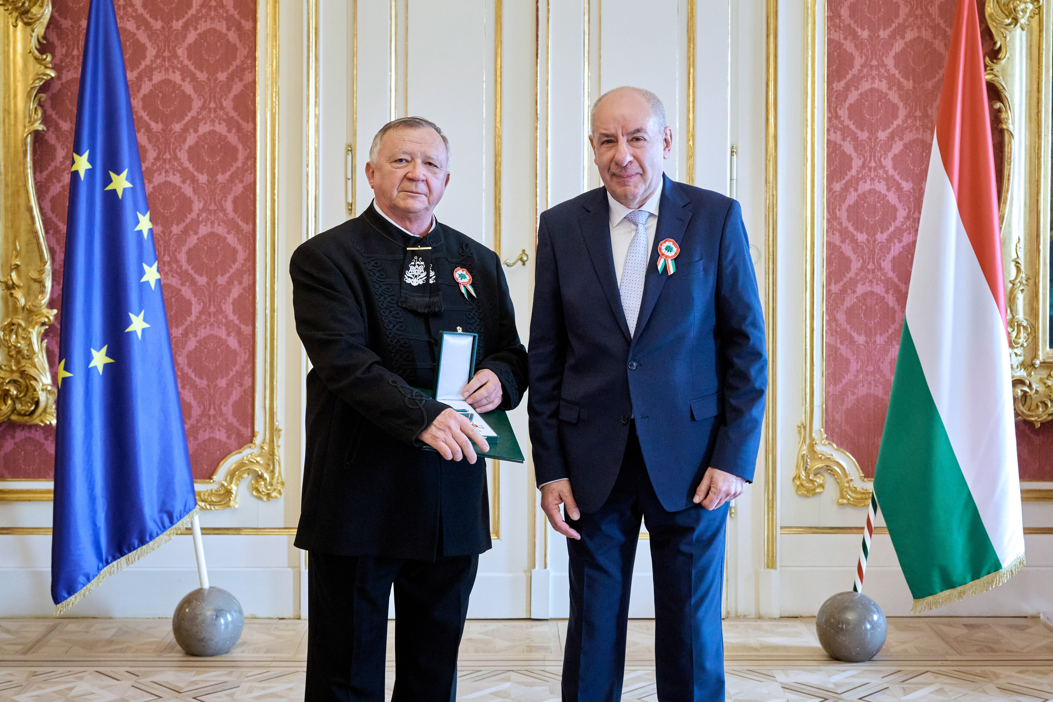 Honvéd hagyományőrzők a Sándor-palotában