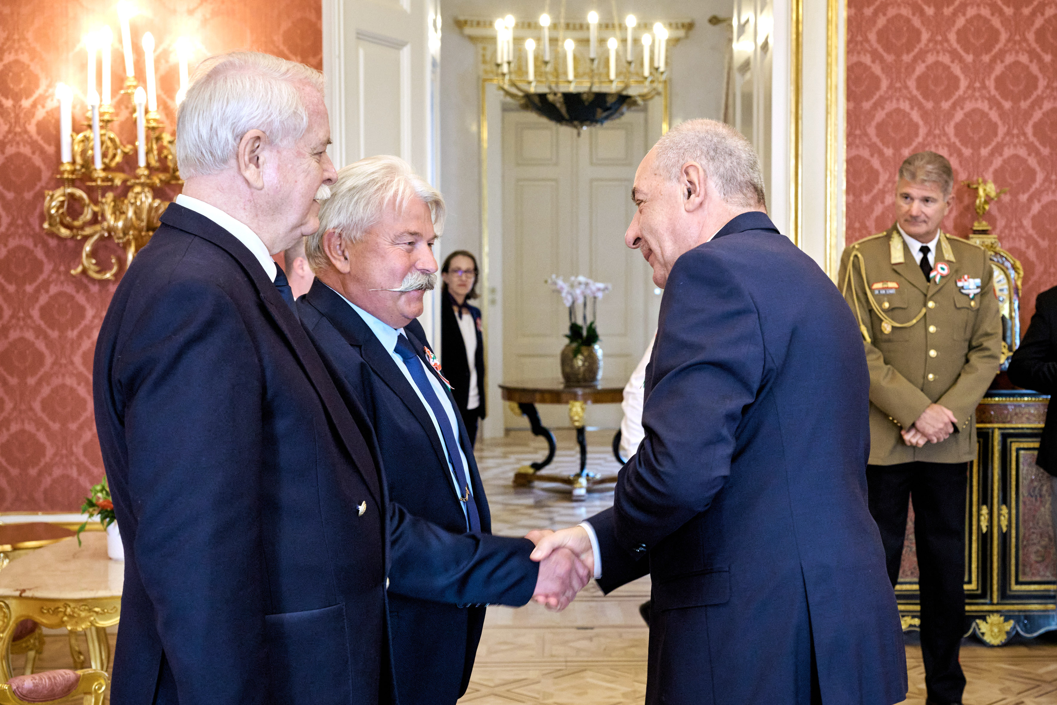 Honvéd hagyományőrzők a Sándor-palotában