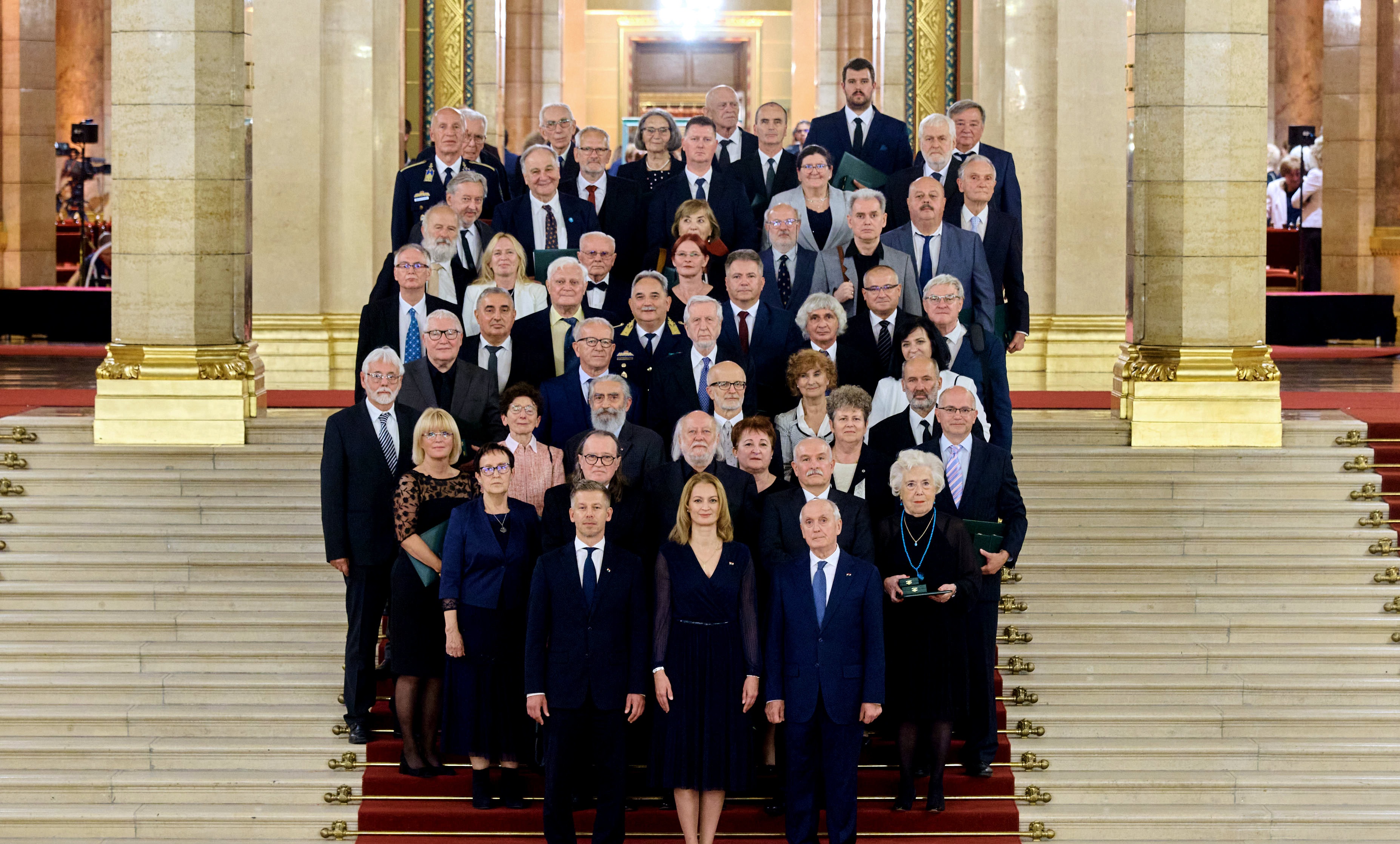 Kitüntetettek díjazása a parlamentben