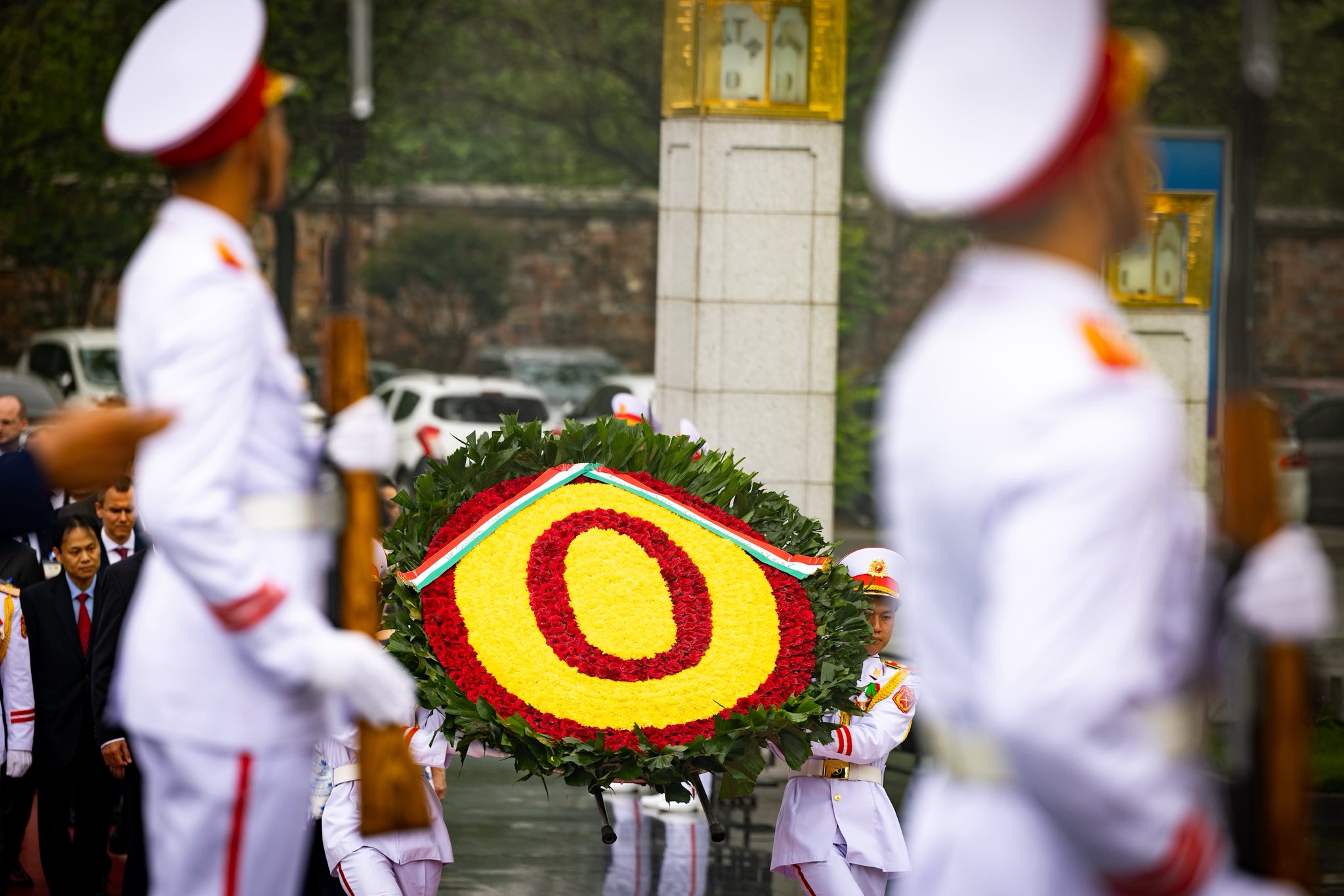 Koszorúzás a Mártírok emlékművénél