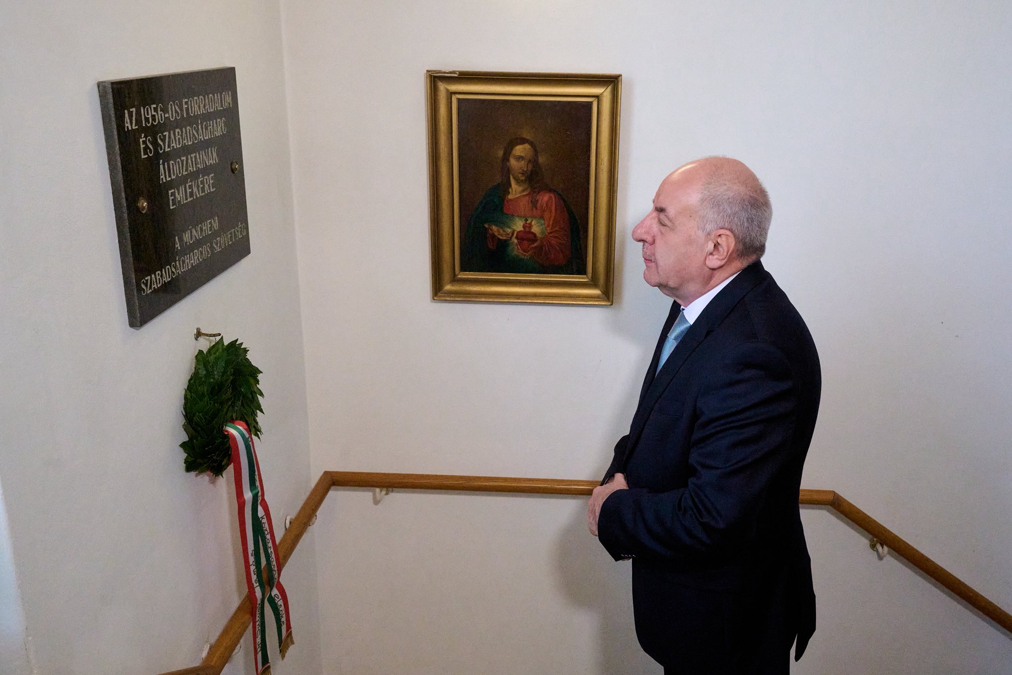 56-os emlékfalánál a Müncheni Magyar Katolikusi Szövetségben