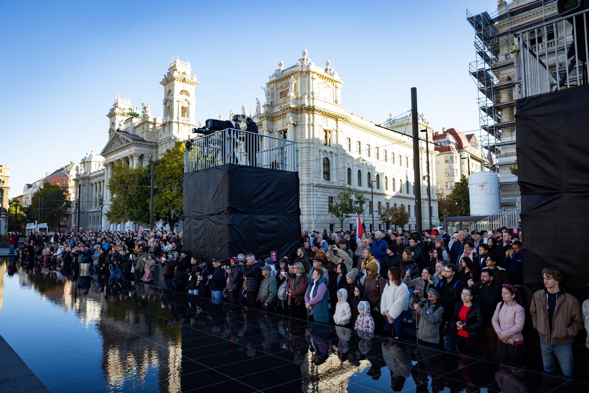 Ünnepélyes zászlófelvonás a Kossuth téren 