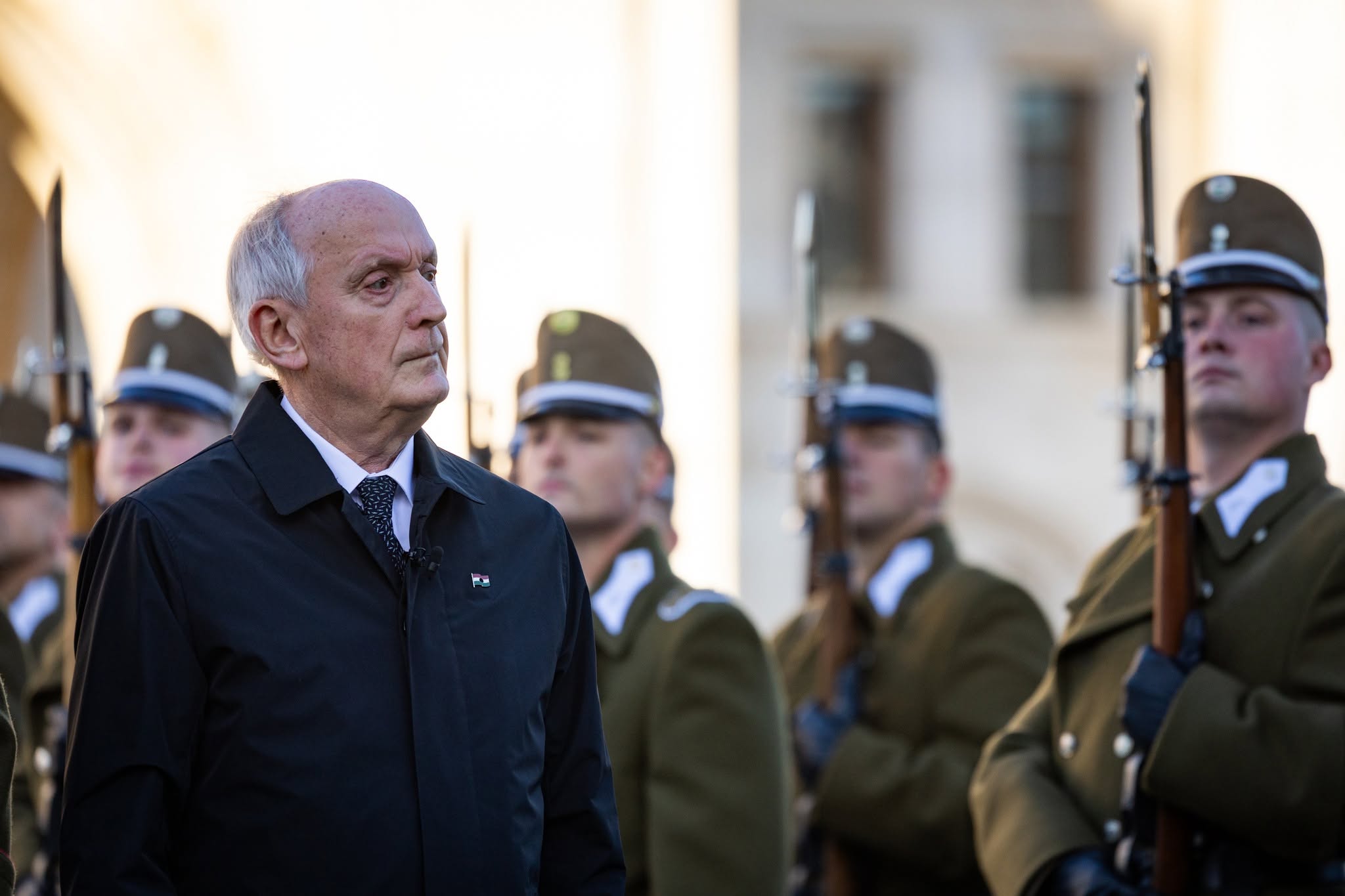 Ünnepélyes zászlófelvonás a Kossuth téren 