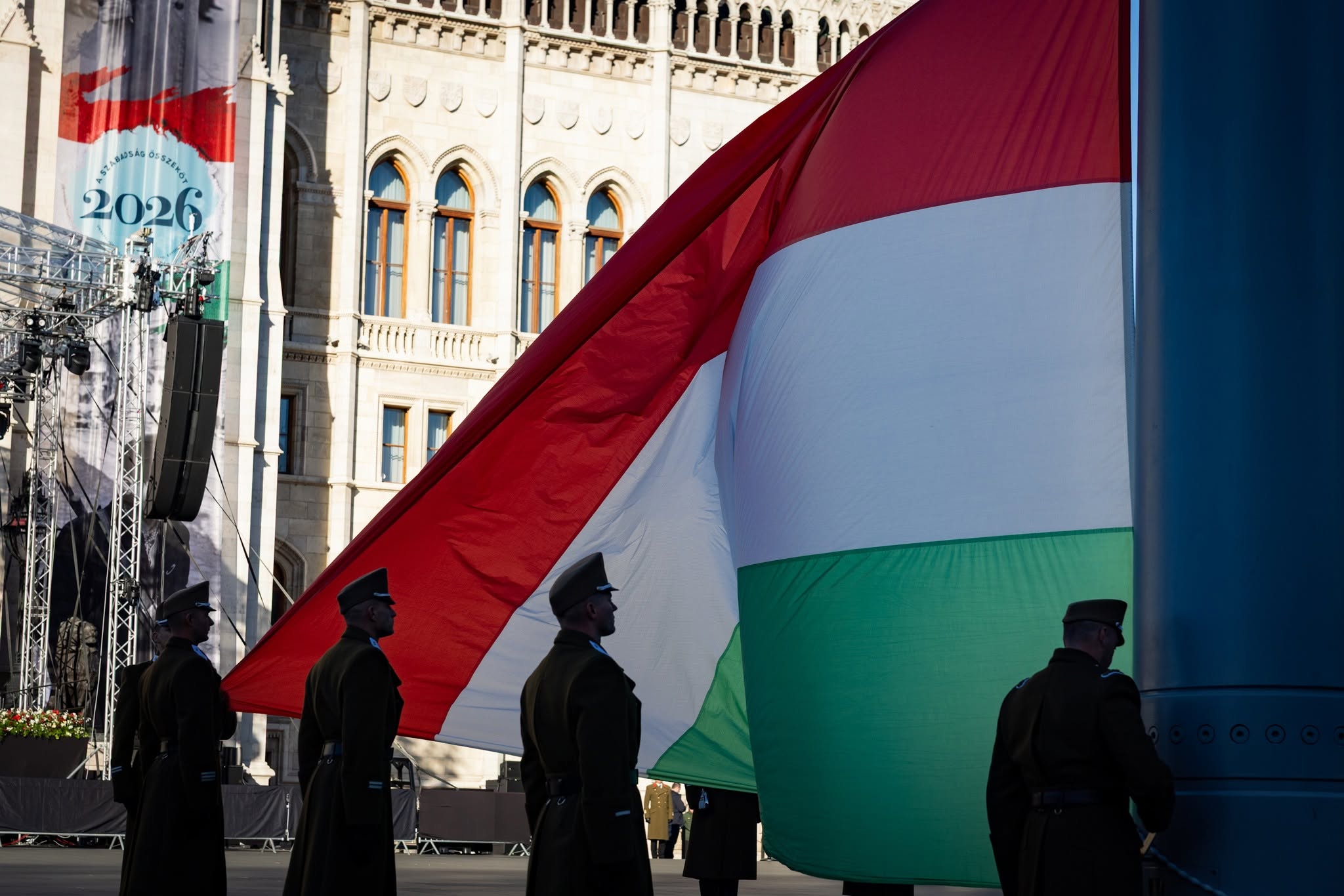 Ünnepélyes zászlófelvonás a Kossuth téren 
