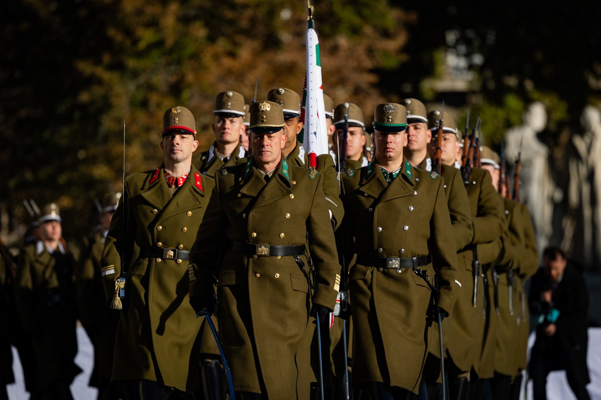 Ünnepélyes zászlófelvonás a Kossuth téren 