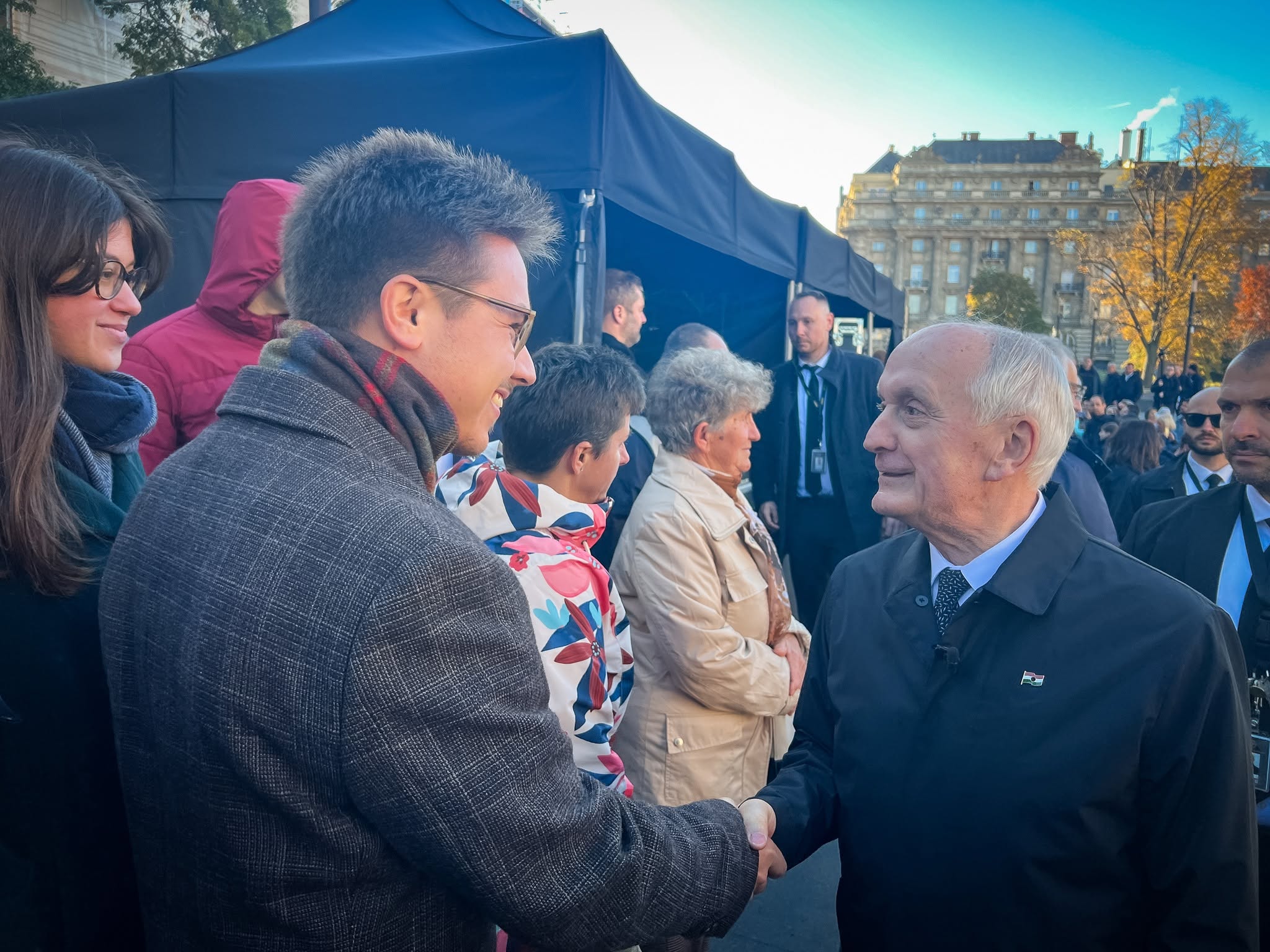Ünnepélyes zászlófelvonás a Kossuth téren 