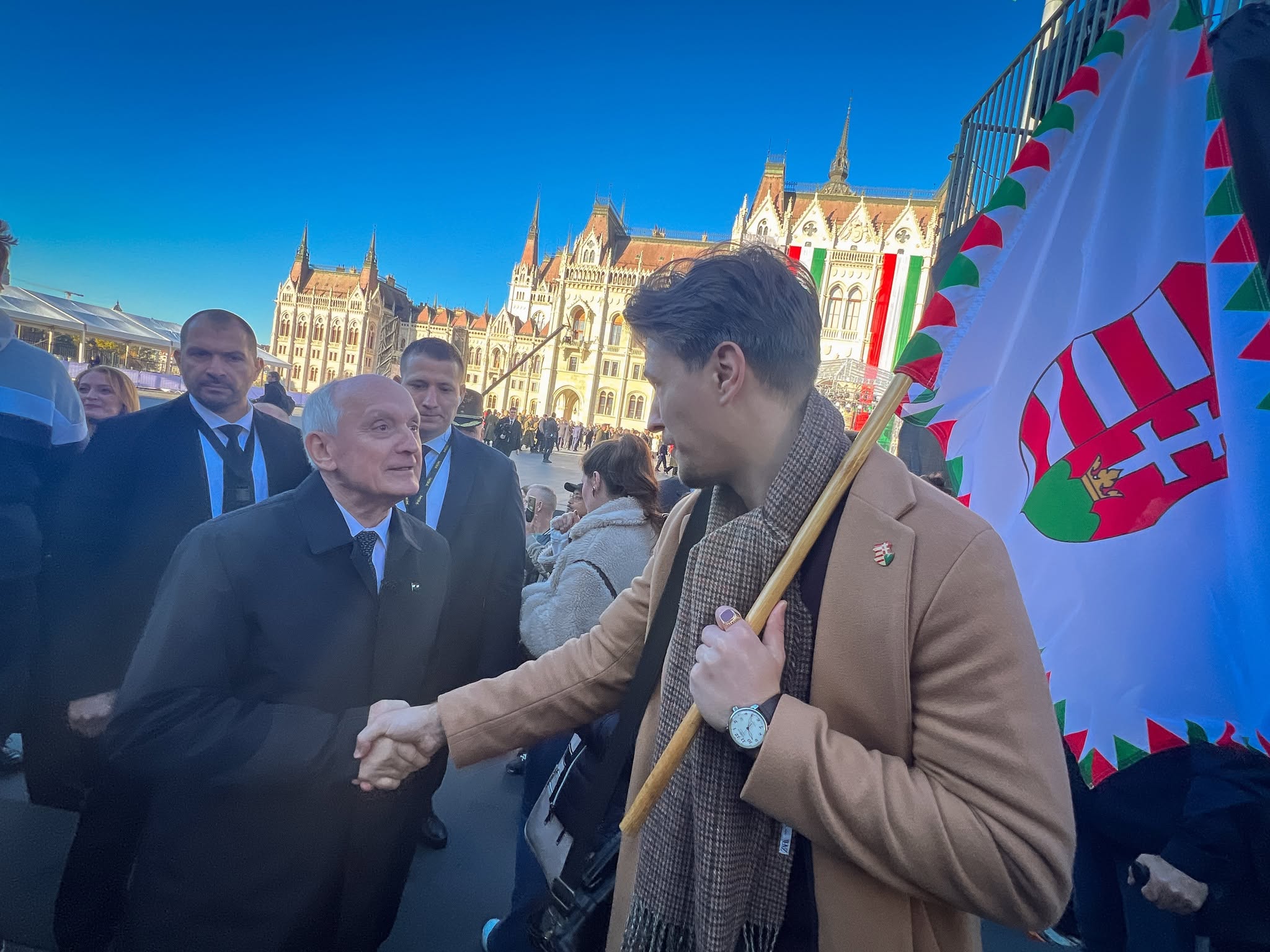 Ünnepélyes zászlófelvonás a Kossuth téren 