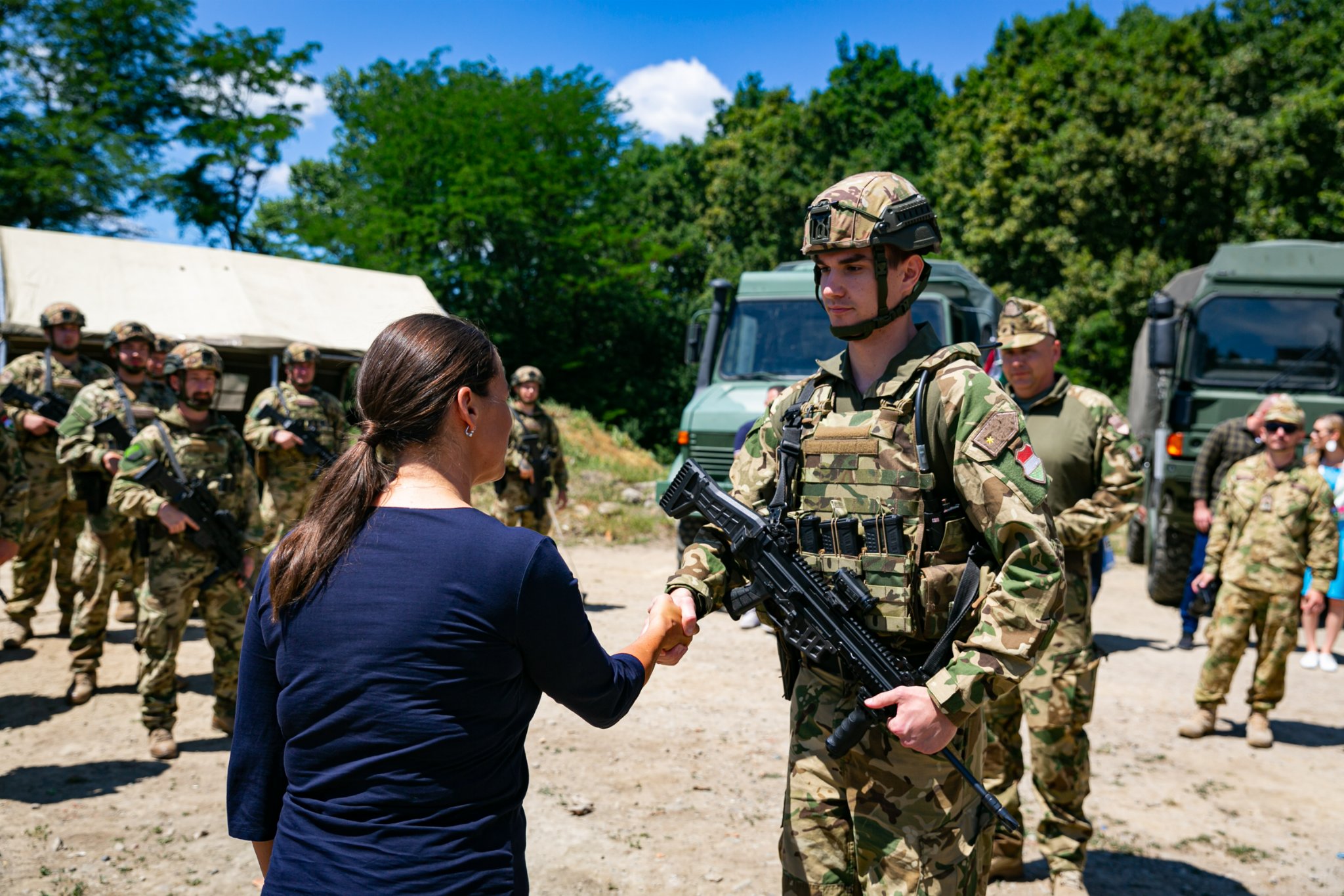 Novák Katalin gratulál a Bocskai lövészdandár egyik katonájának
