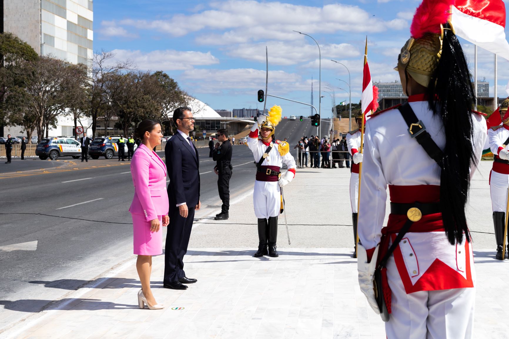 Novák Katalin Brazíliavárosban a díszőrség előtt