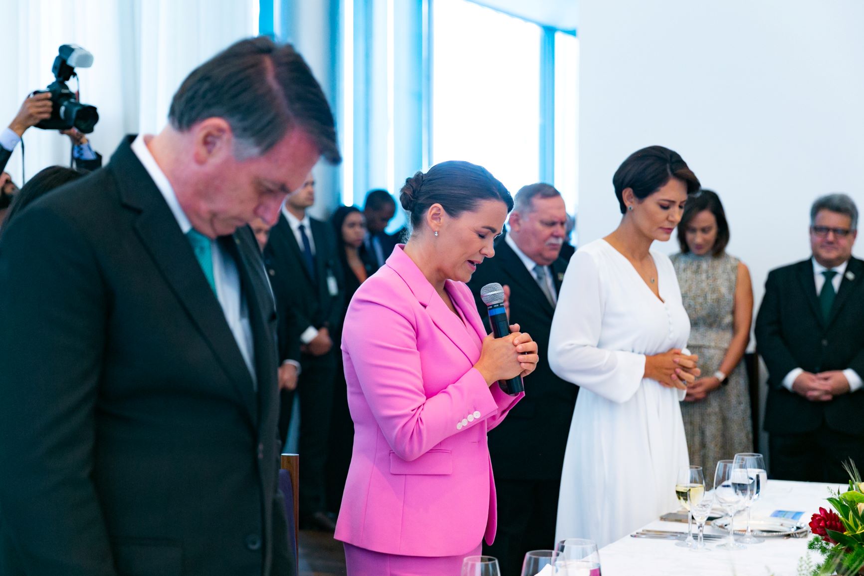 Novák Katalin Brazíliavárosban Jair Bolsonaróval imádság közben