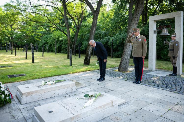 Elnöki főhajtás a 301-es parcellánál