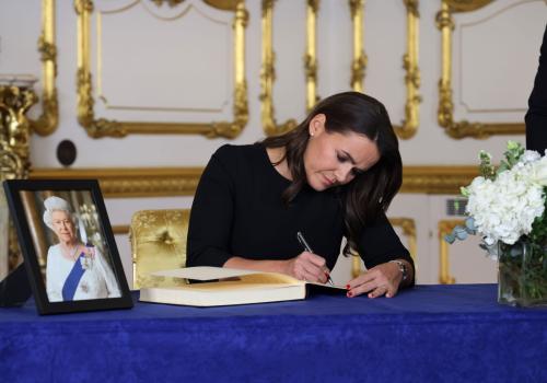 Novák Katalin aláírja a gyászüzenete II. Erzsébet temetésén Londonban 2022.09.19.